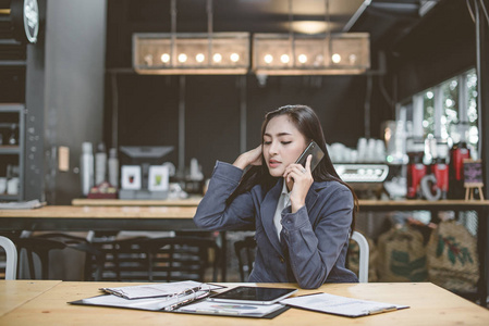 數(shù)字時代的青春剪影 在圖書館中探索線上商務(wù)咨詢的新機(jī)遇